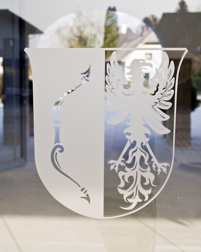 Ganzglasanlage mit Logo Gemeinde Anif