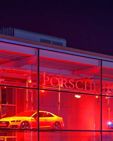 Glasfassade Lichtwechselmodus Referenzen Porsche
